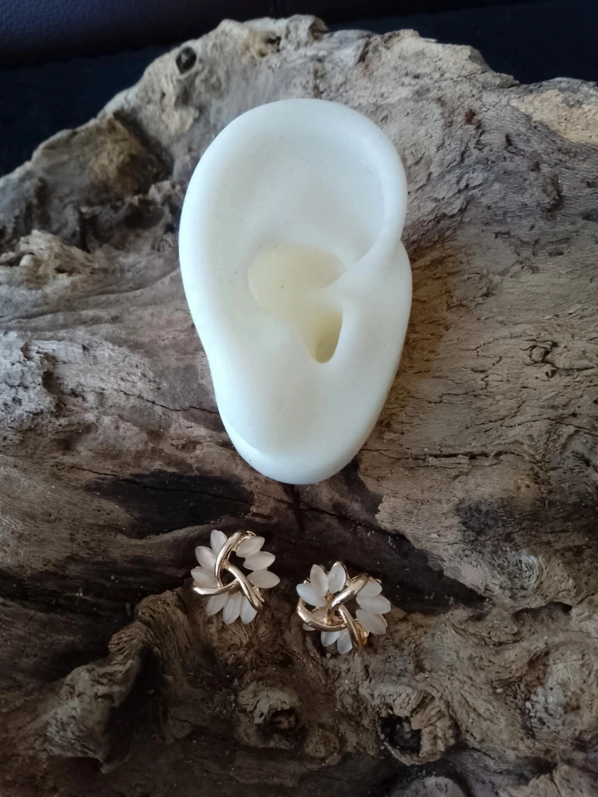 Brincos boêmios flores brancas em pedras naturais de selenita – photo 2